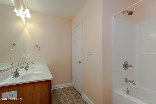 Building Photo - 533 Village Green Dr