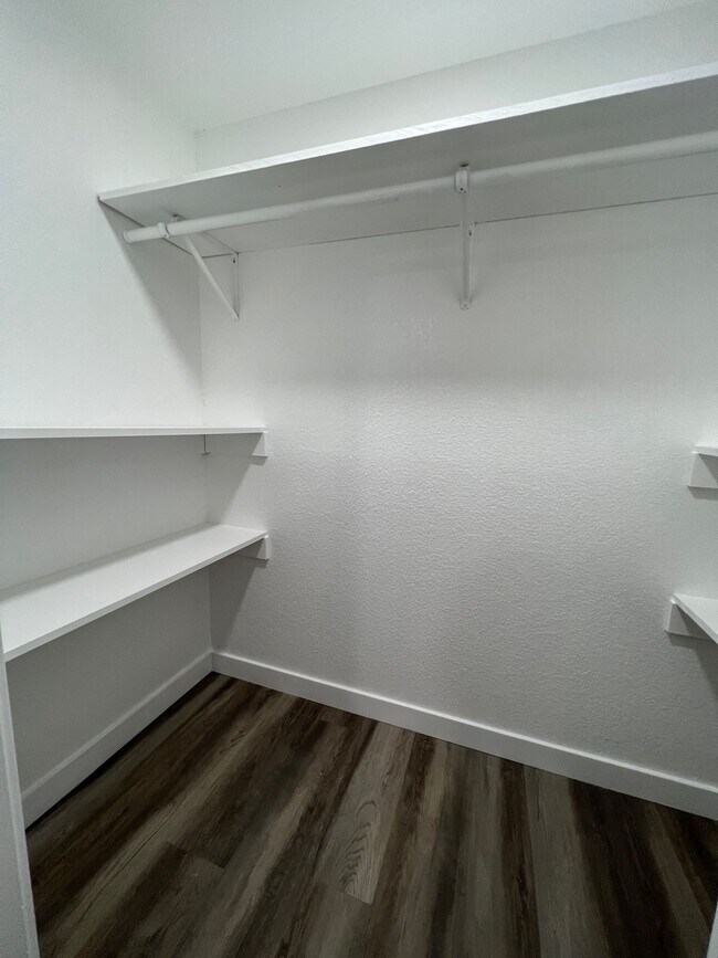 Building Photo - Spacious 3 Bedroom Apartment Near UNC with A/C