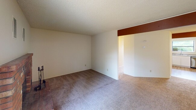 Building Photo - Charming Condo in the Heart of Oak Harbor!...