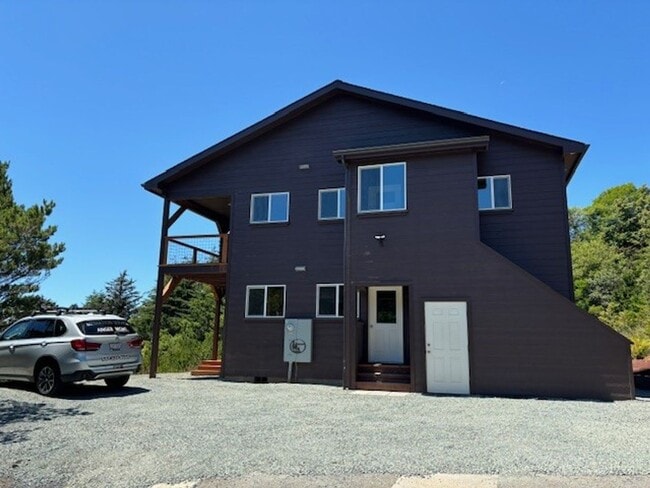 Building Photo - Stunning 2 bed/1 bath Ground Floor with ut...