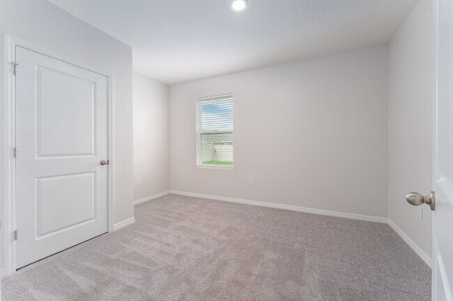 Building Photo - "Spacious 5-Bed Oasis located in SouthShore Bay!