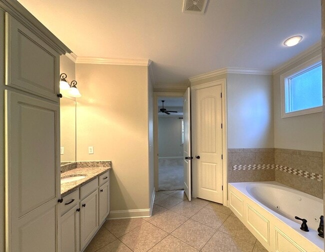 Building Photo - 5 Bedroom /4 Bath House in LAKELAND!!!