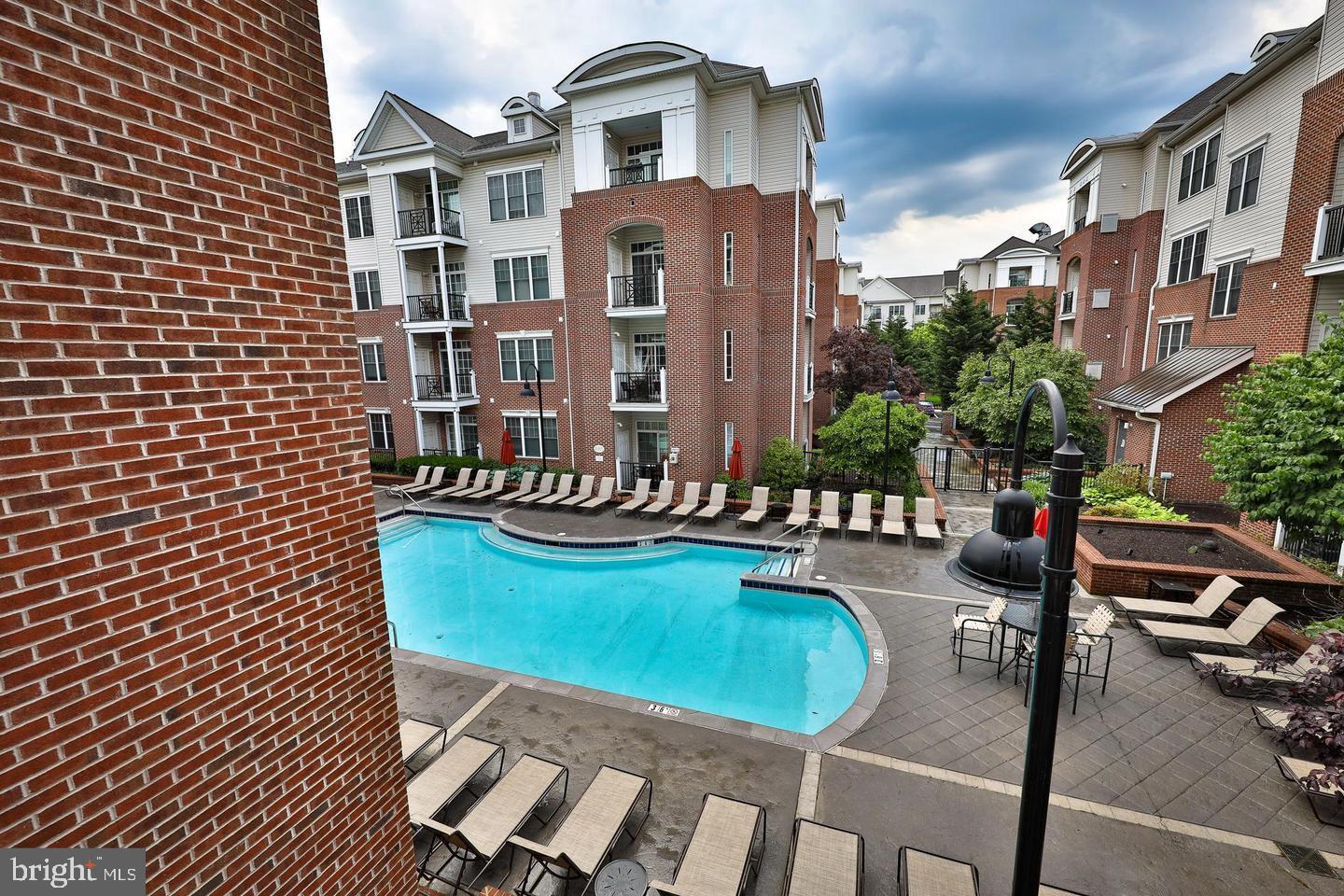 Building Photo - 200 W Elm St