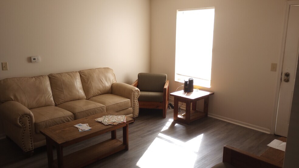 Living Room Picture 1 - 15 S Shafer St