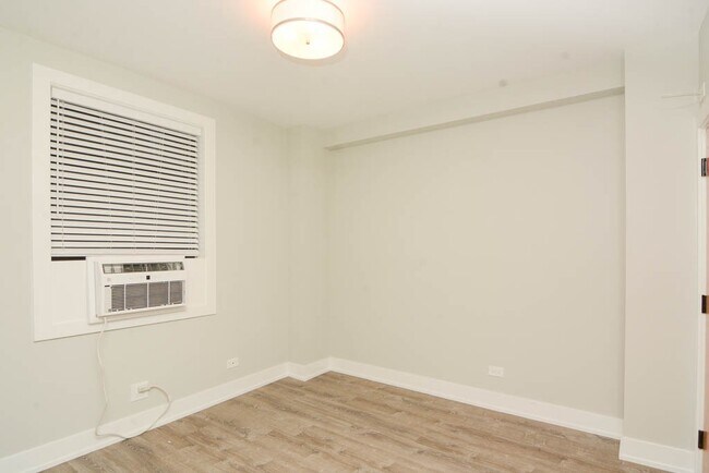 Building Photo - 508 W Belmont Ave