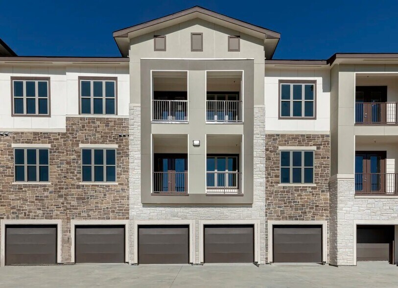 Building Photo - 8150 S Watson Rd