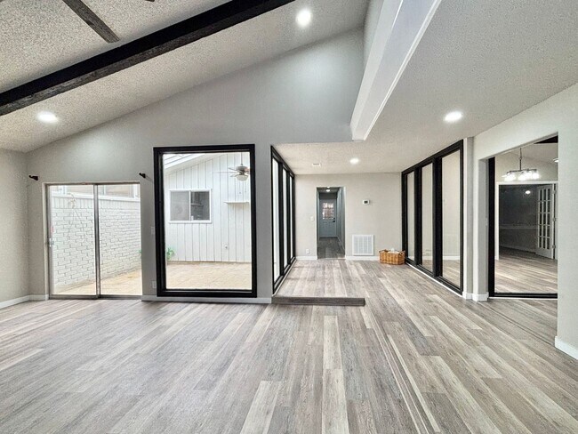 Building Photo - Windcrest Beauty for Rent!