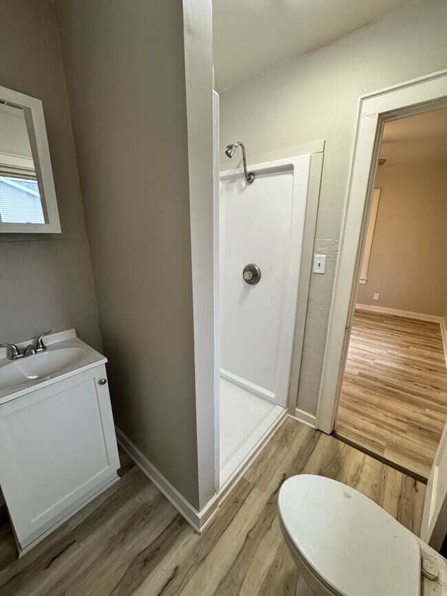 Building Photo - 727 E North St