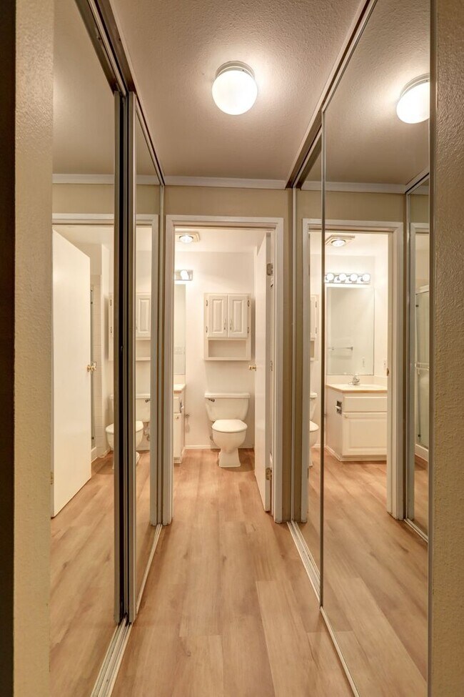 Building Photo - 2 Bedroom Ground Floor Condo in the Heart of Woodinville!