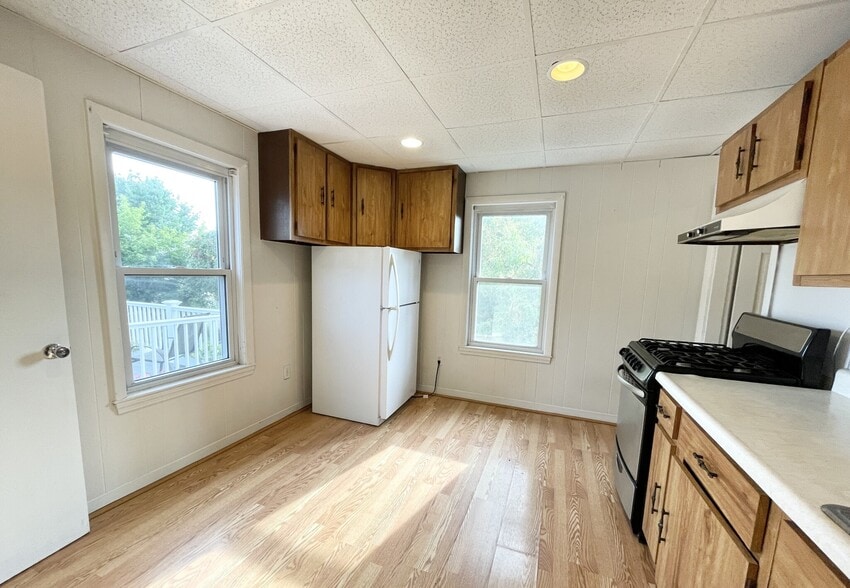 Building Photo - 105 Buttonwood St