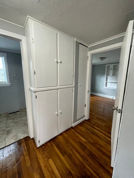 Hall Right - 2130 Harwine St