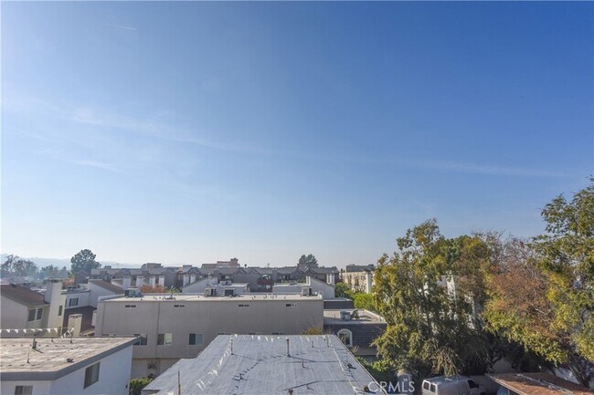 Building Photo - 11925 Kling St