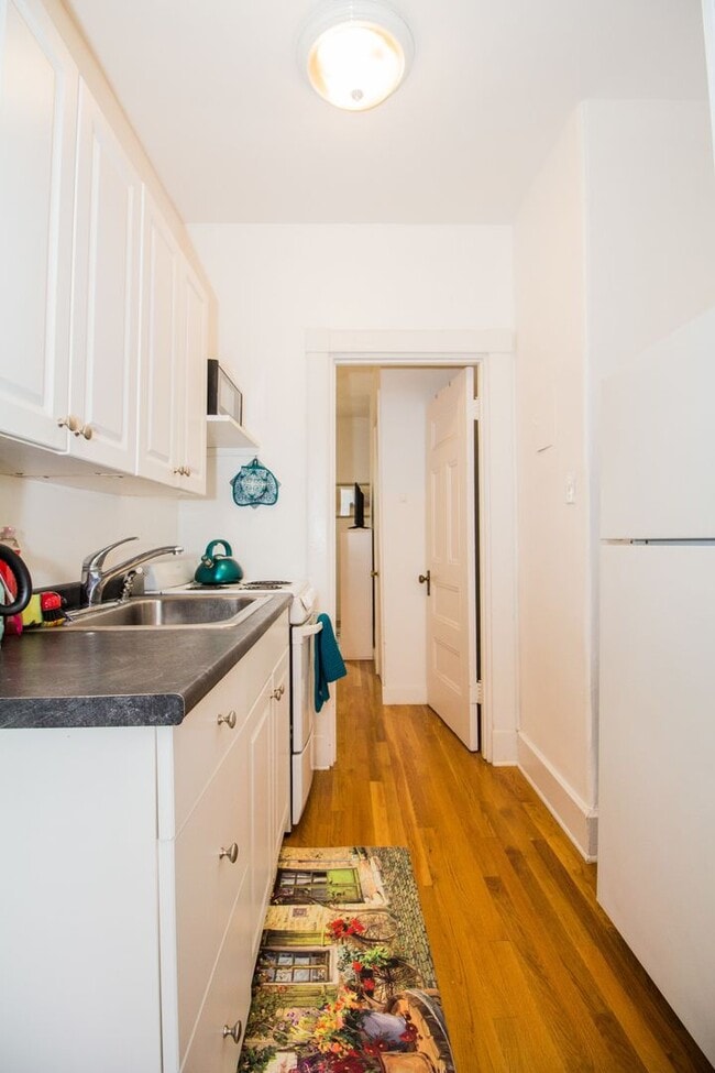 Building Photo - 1Br/1Bth unit! Hot Water included. Great location!