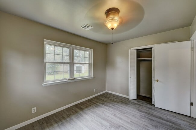 Building Photo - Updated 3-Bedroom Home with Spacious Backy...