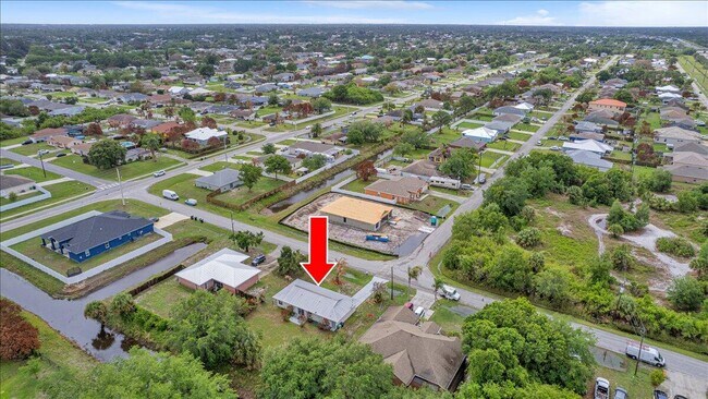 Building Photo - 841 NW Riverside Dr