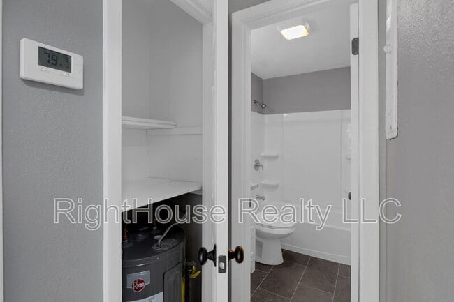 Building Photo - 315 Bayview St