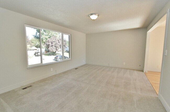Building Photo - Spacious Home in Quiet Neighborhood