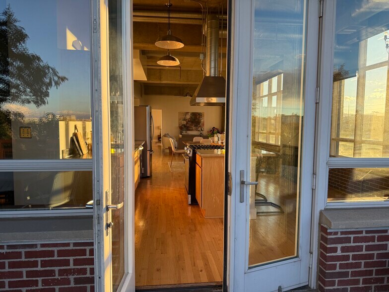 Building Photo - 2000 Little Raven St