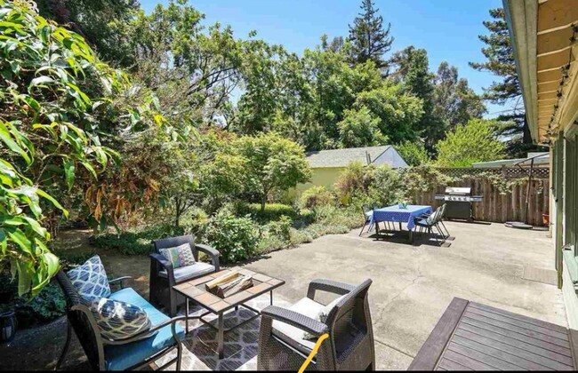 Building Photo - OPEN HOUSE 5/1   12-2pm. .Modern & Comfort...