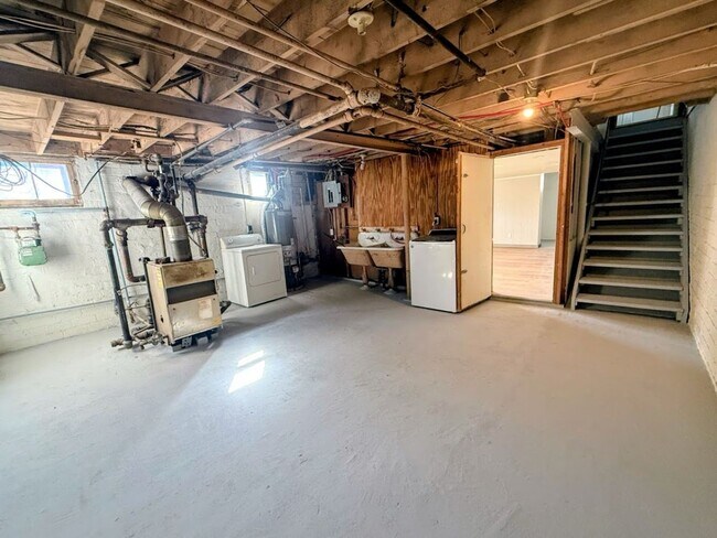 Building Photo - 3300 6th St SW