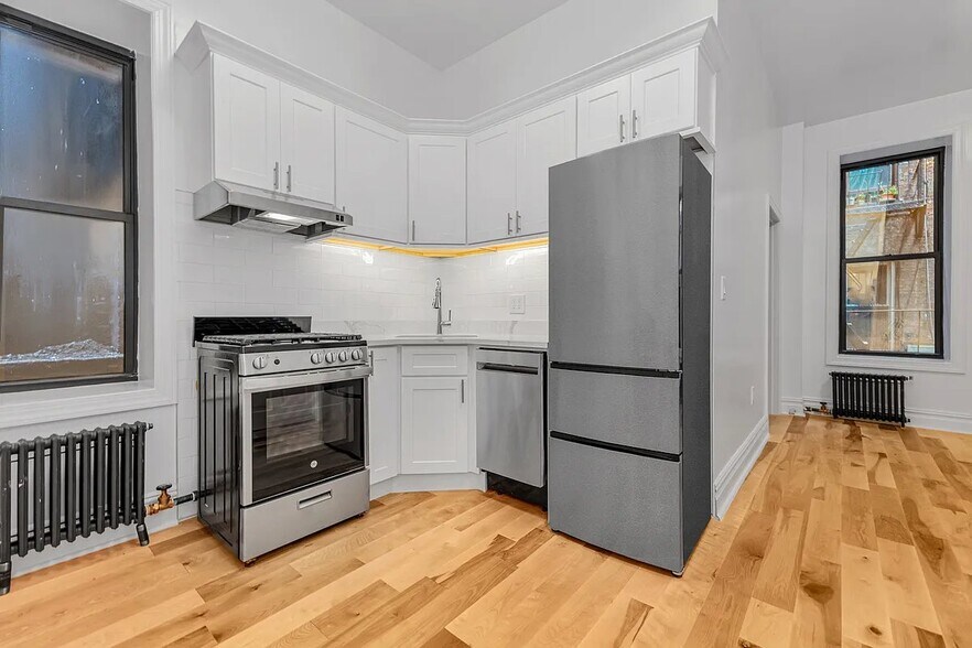 Building Photo - 331 W 16th St