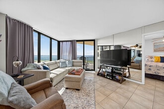 Building Photo - 9850 S Thomas Dr