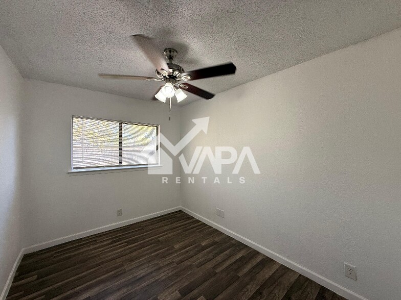 Building Photo - 826 Thrasher Dr