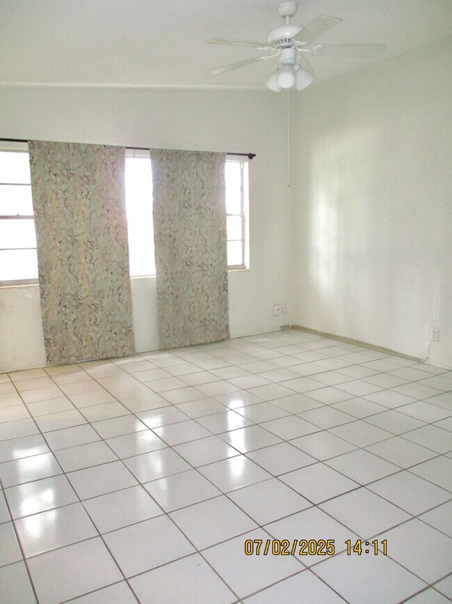 Building Photo - Spacious 3-Bedroom, 2-Bathroom Home in Des...