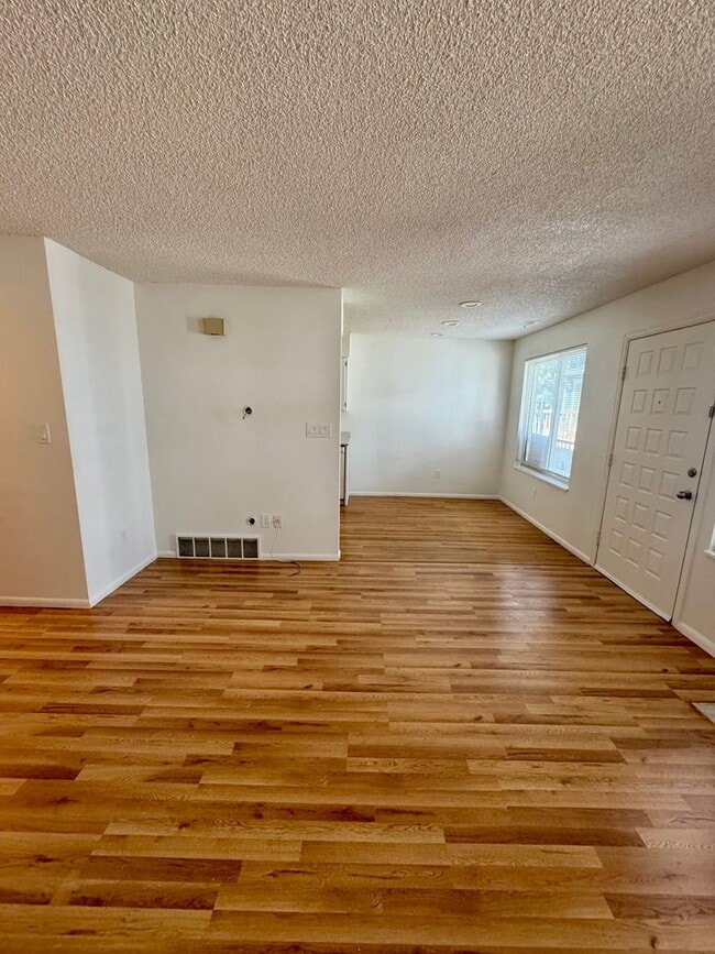 Building Photo - Updated 2 Bedroom with AC