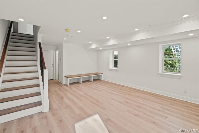 Building Photo - 31 Maple Ave