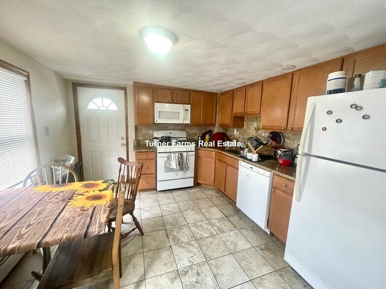 Building Photo - 585A Somerville Ave