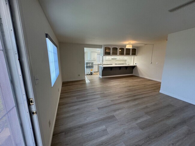 Building Photo - 5 Bedroom, 3.5 Bath, Beautiful 1,856 SQ FT...