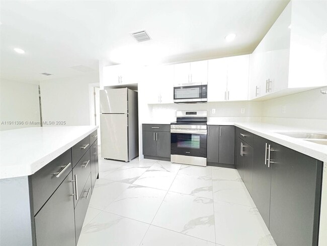 Building Photo - 2518 NW 9th Pl