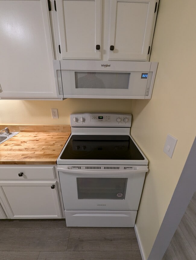 Electric stove/microwave - 28 Cheshire St