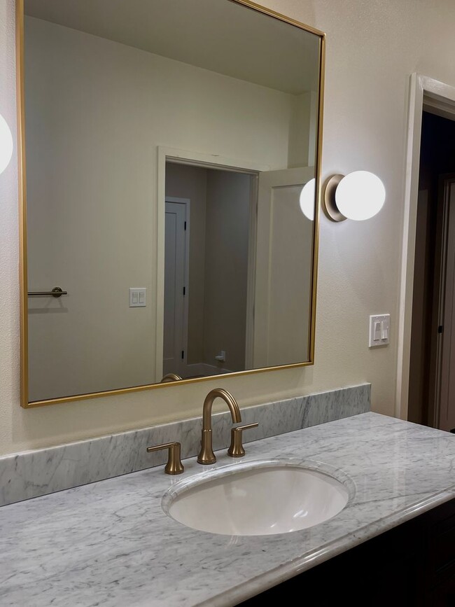 Building Photo - Absolutley stunning custom home in desirab...