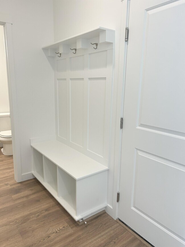 Building Photo - 613 N Pear Dr