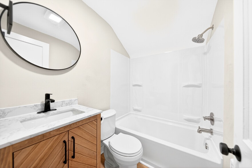 Building Photo - 627 2nd St