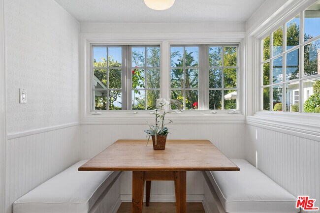 Building Photo - 8050 Mulholland Dr