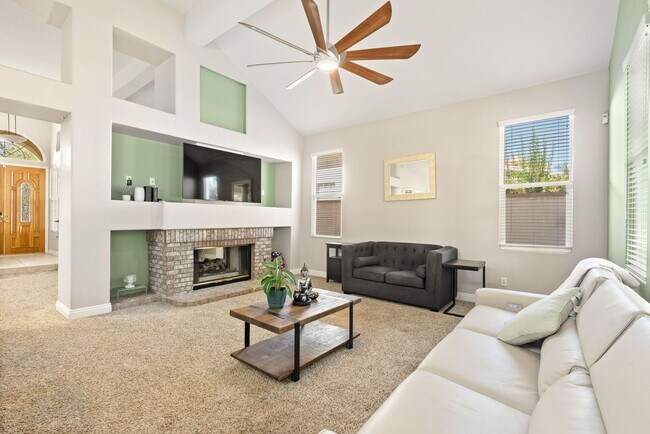 Building Photo - CLEAN 3 BEDROOM / 2 BATHROOM IN SEVEN OAK!...