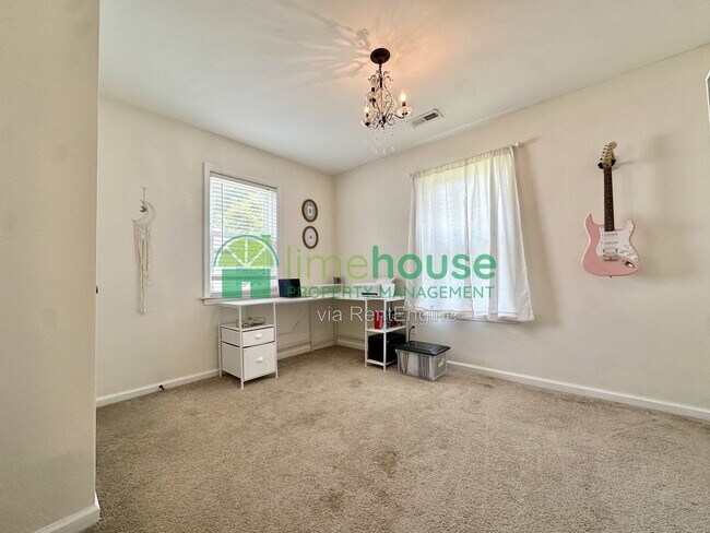 Building Photo - 5 Baywood Ln