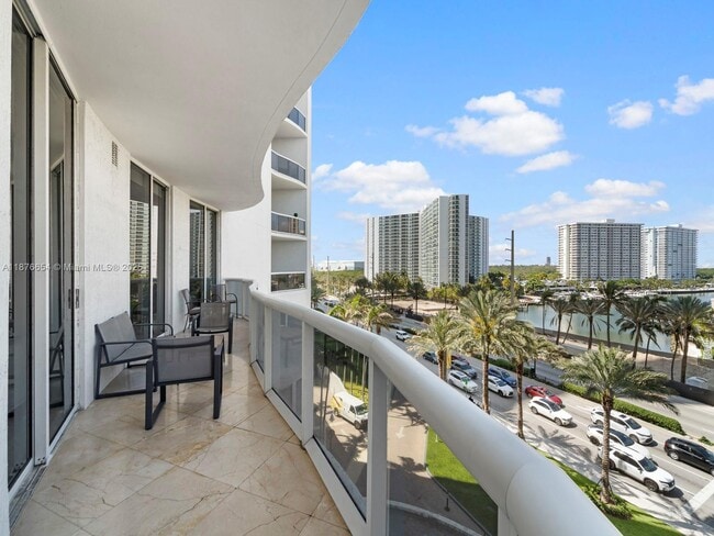 Building Photo - 15901 Collins Ave