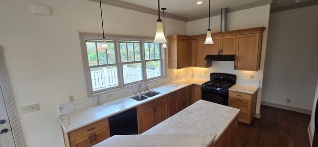 Building Photo - Beautiful Home With Incredible Views