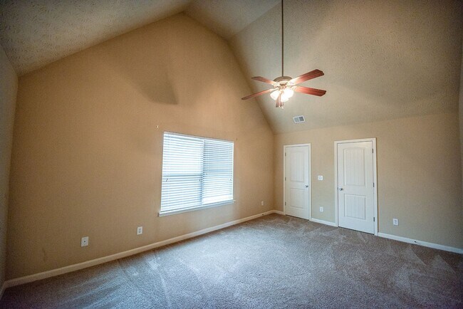 Building Photo - Beautiful home available today!