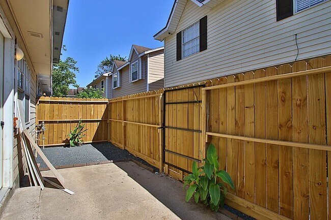 Building Photo - 3802 Willow Springs Ln