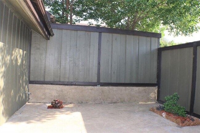 Building Photo - 4622 Country Creek Dr