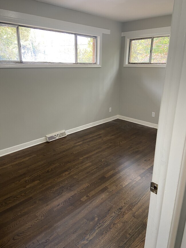 Building Photo - 622 Camrose Dr