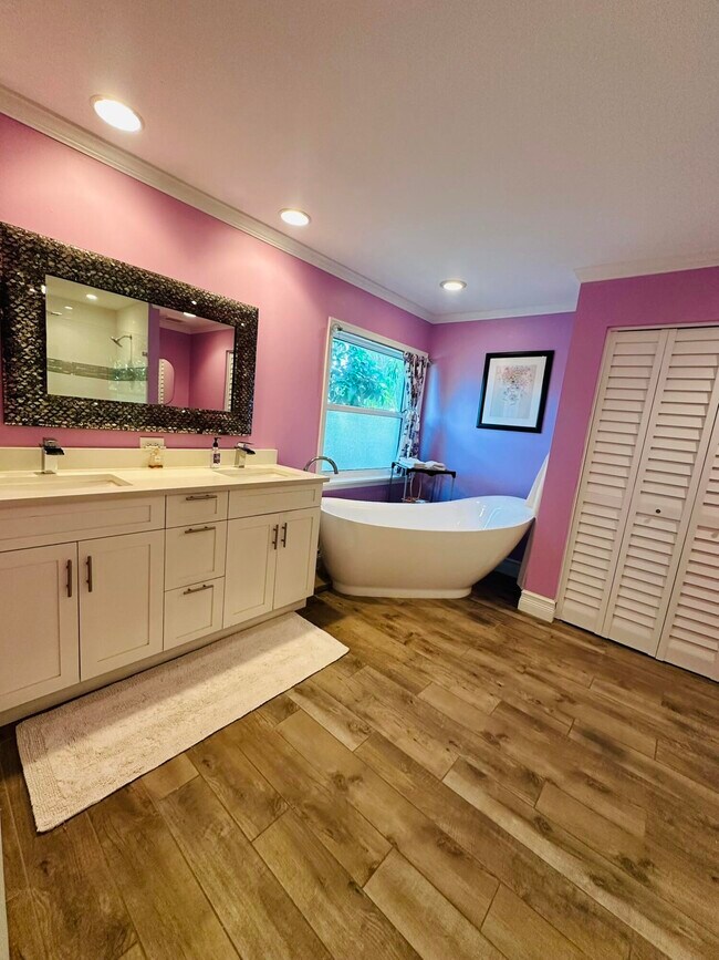 Building Photo - 2415 Laurel Ln