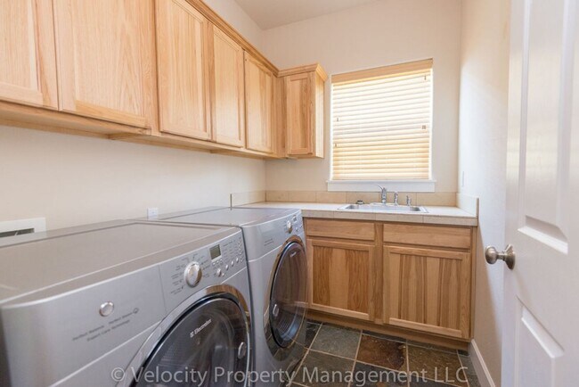 Building Photo - Immaculate Bend Home!