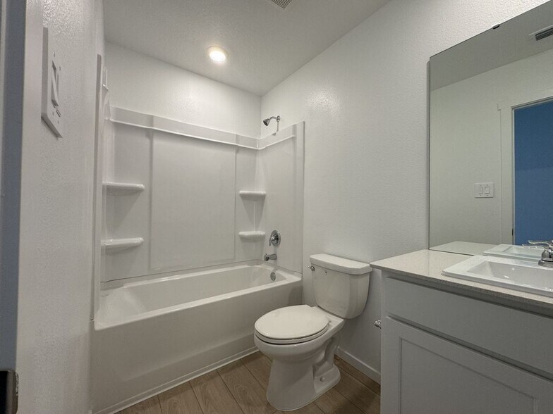 Building Photo - 830 Lynx St