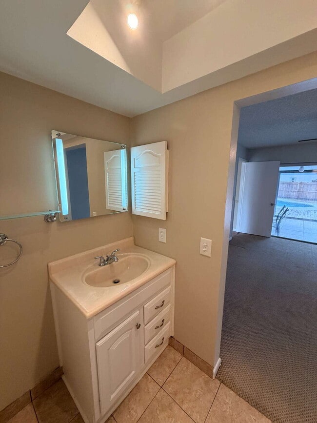 Building Photo - "Discover Your Oasis: Stylish 3-Bed, 2-Bath Home with Granite Touches & Private Pool in Tampa!"